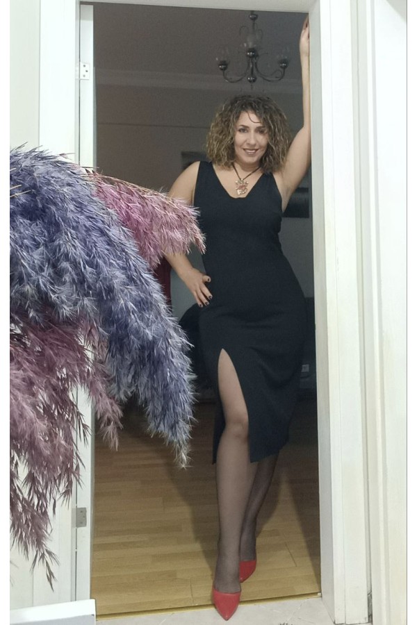 Yırtmaçlı Kısa Etek Siyah Elbise